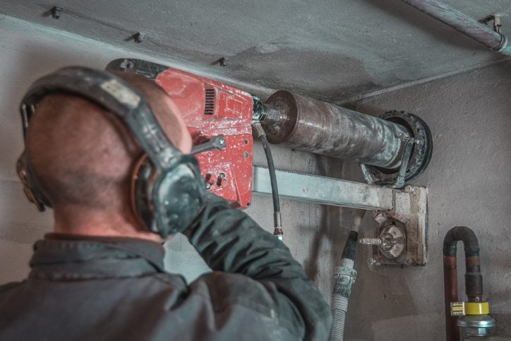 Forage de béton armé dans un chantier de construction