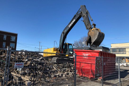 Un service de démolition réalisé sur un chantier avec des matériaux au sol.